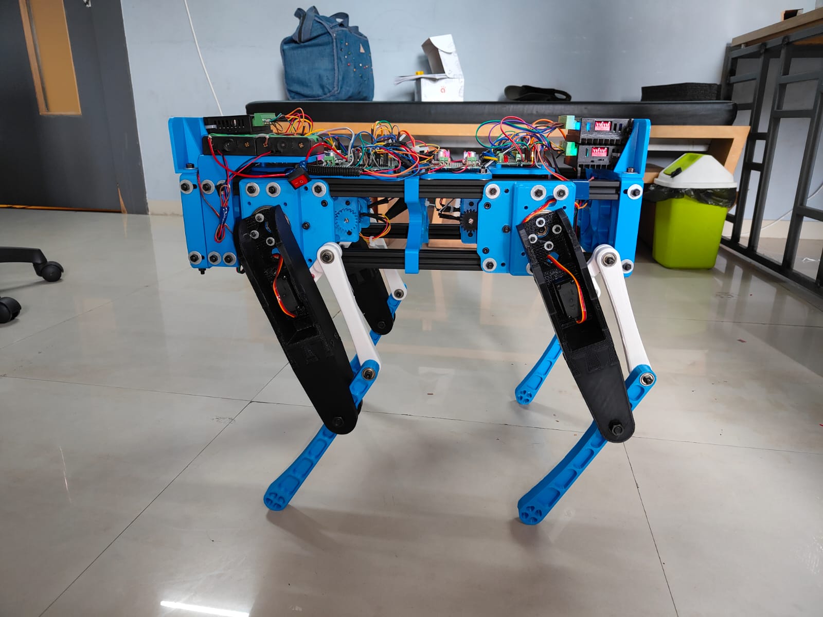 由步进电机和伺服电机制成的玩具机器狗3D数模图纸 Solidworks设计